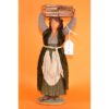 Donna con cassetta legno in testa