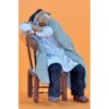Uomo che dorme su sedia