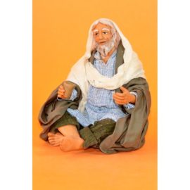 Uomo seduto con bicchiere per bivacco