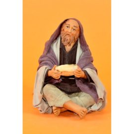 Uomo seduto con piatto per bivacco