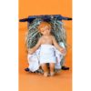 Bambino con culla legno